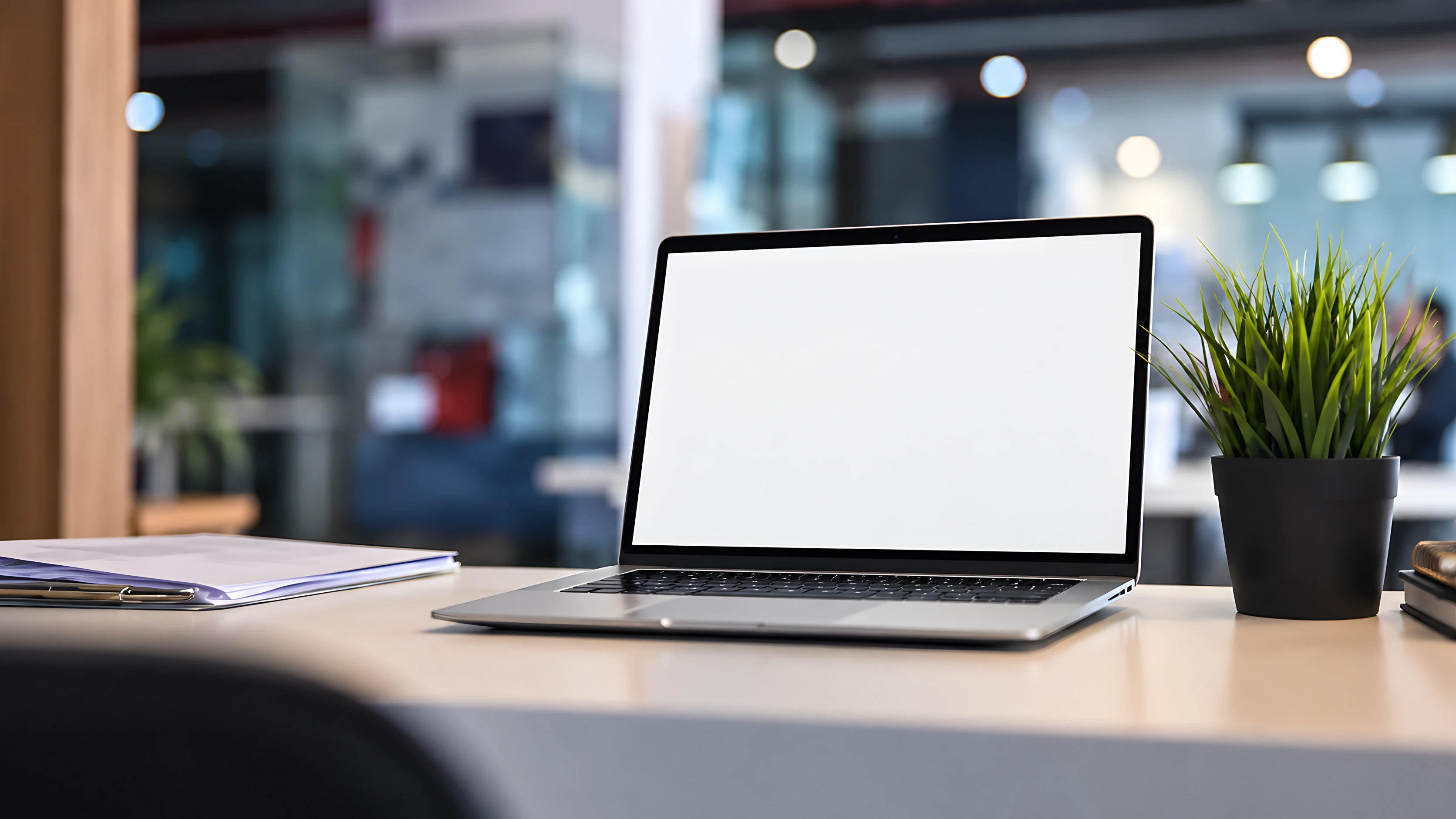 Notebook sobre a mesa de um escritório com o Persona CRM aberto
